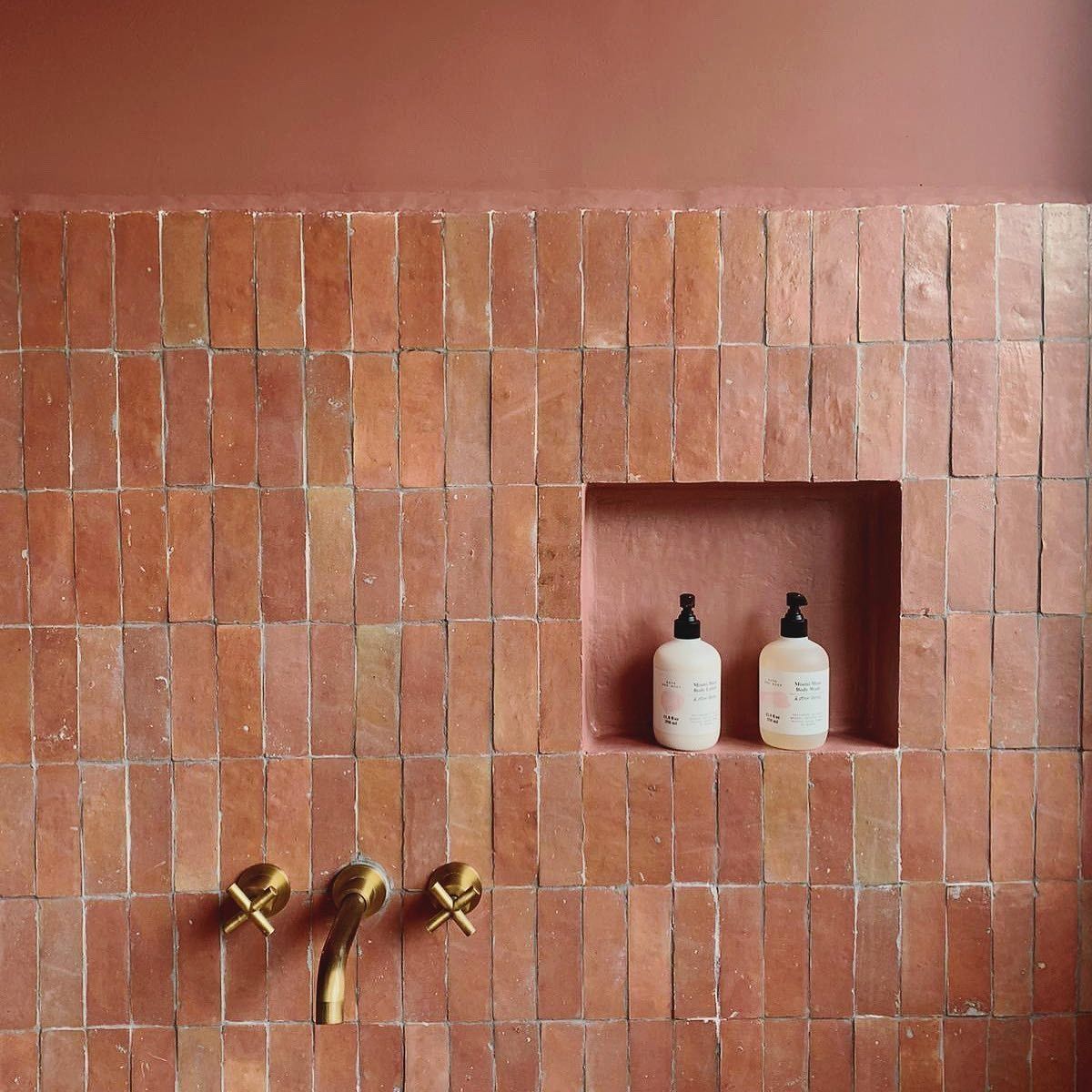 Matières signatures d'un salon French Riviera — chaux pigmentée, bejmat, lin écru, bois naturel